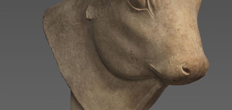 Cabeza de deidad bovina